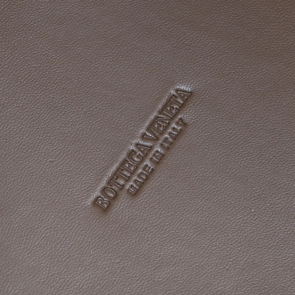 Batch 3760 #Bottega Veneta 2023 spring and summer new Andiamo handbag, many stars have the same style 🎈 Classic full-body leather weaving with golden knot buckle, stable and chic enough [satisfied] The whole body is made of Nappa sheep leather, comfortable, soft and dynamic. The sliding metal knot buckle can adjust the shoulder strap, single shoulder/handbag/crossbody, multiple carrying methods, large bag capacity, suitable for commuting/daily/traveling This bag is divided into small/medium/large sizes. There is always one that suits you, so take it with you🎀🎀 Size: 45*22*34, model: 5543#
